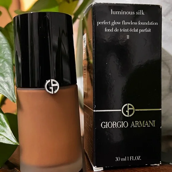 Giorgio Armani Luminous Silk Foundation 11- Black Design - Picture 4 of 4